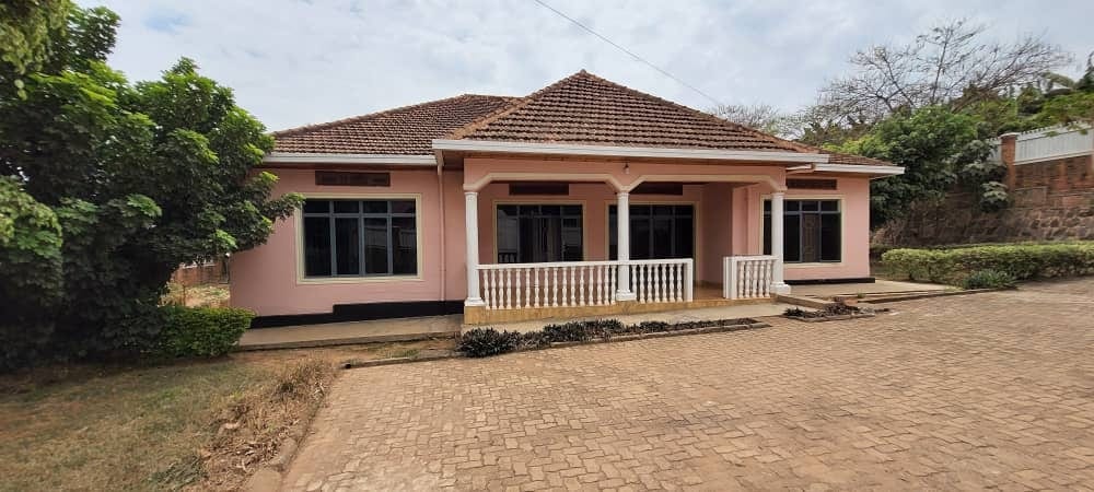 House for rent in Remera, Kigali - Cosy Furnished 4-Bedroom House in Remera