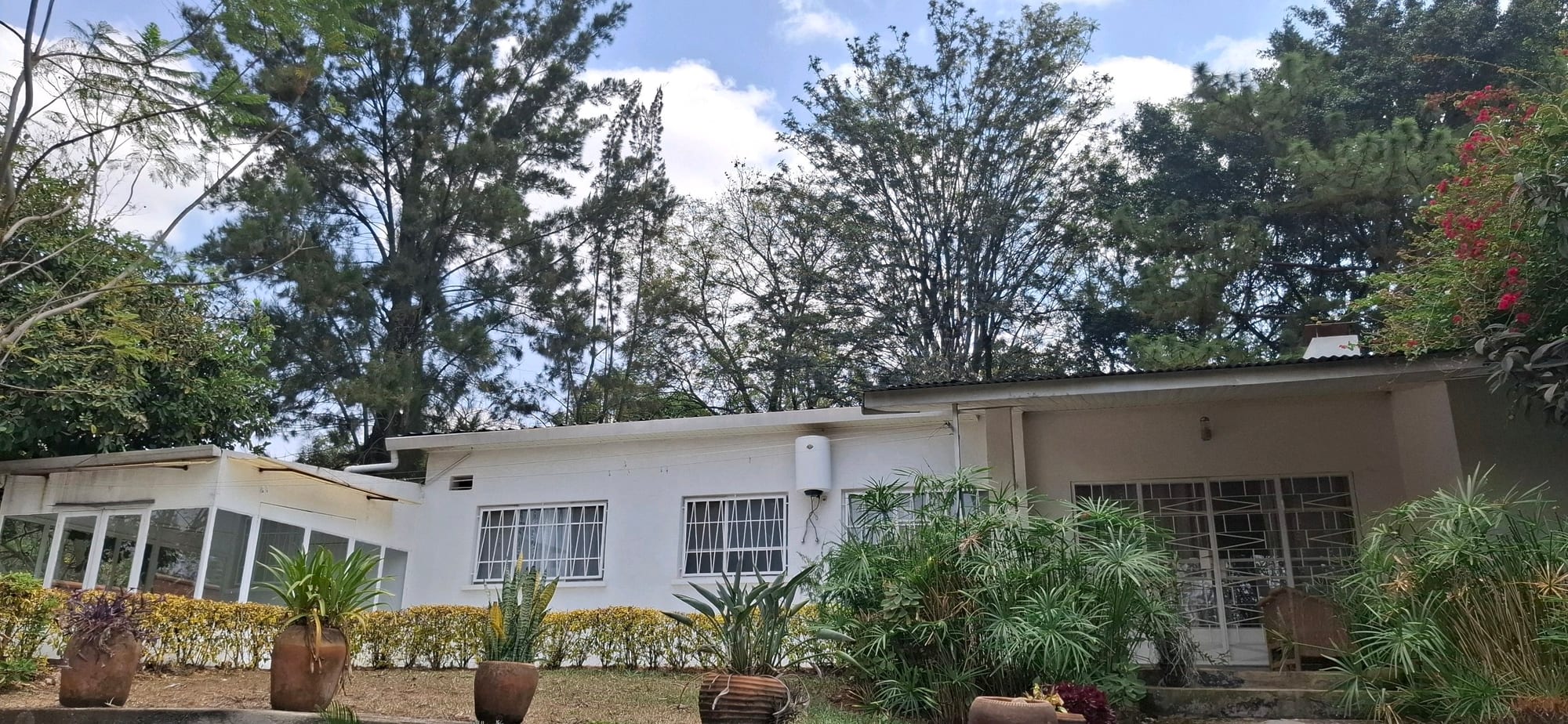 House for rent in Kiyovu, Kigali - Elegant Furnished 3-Bedroom House in Kiyovu