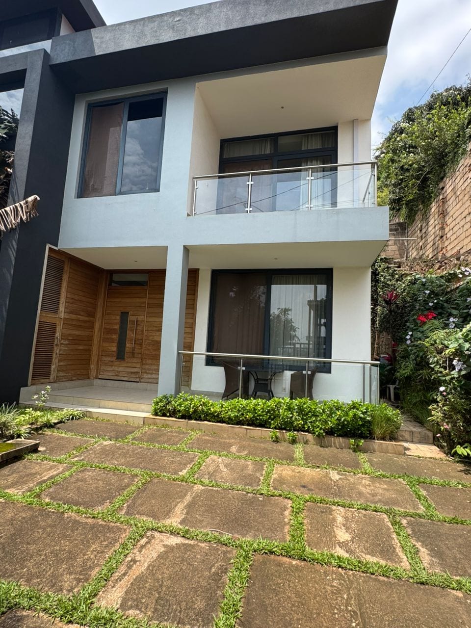 House for rent in Kiyovu, Kigali - Modern Furnished 3-Bedroom House in Kiyovu