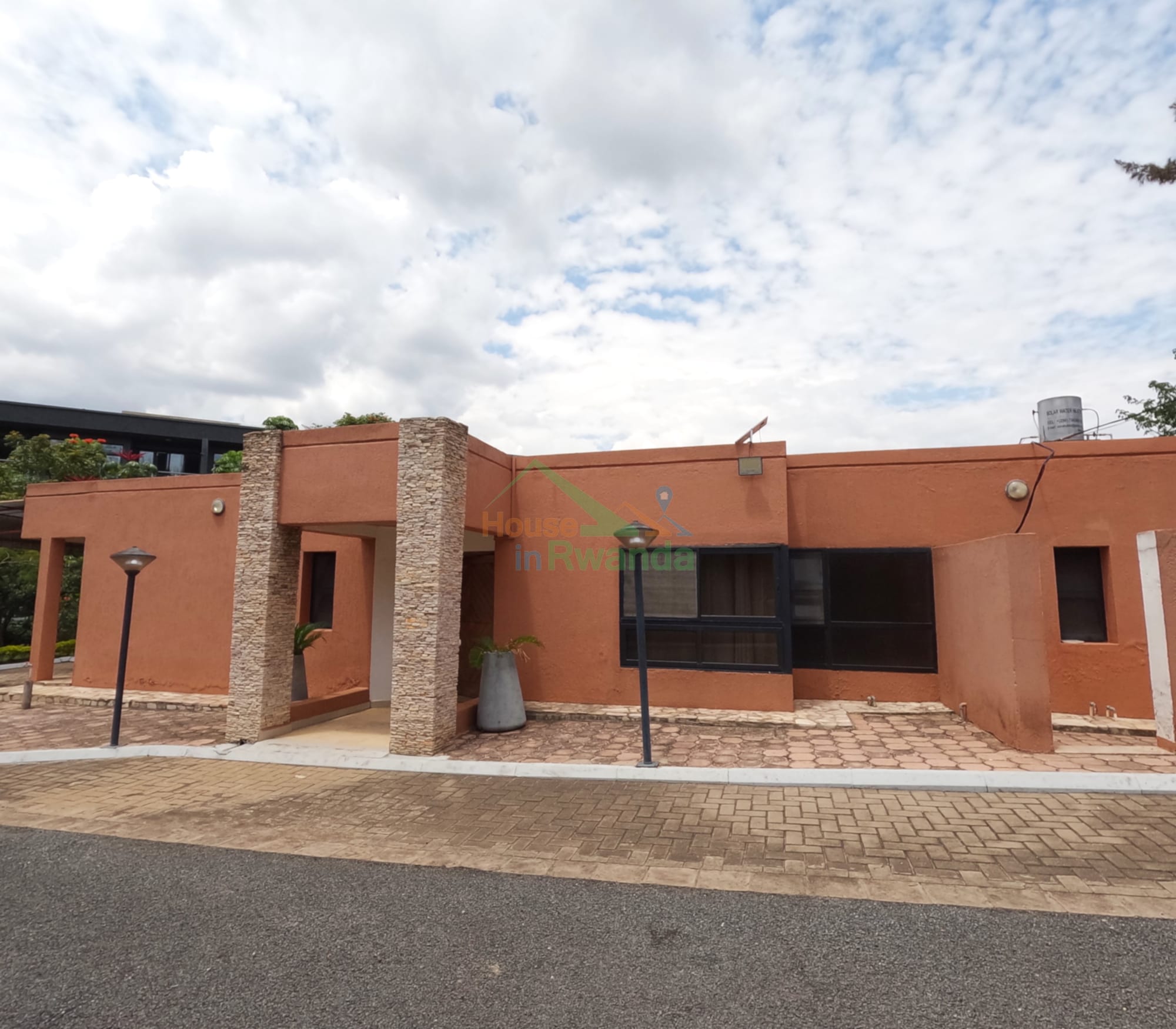 House for rent in Kinyinya, Kigali - Spacious Furnished 4-Bedroom House in Kinyinya