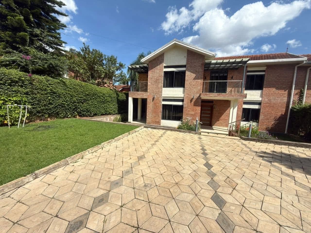 House for rent in Kinyinya, Kigali - Spacious Furnished 4-Bedroom House in Kinyinya